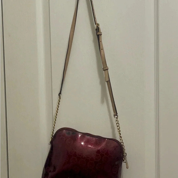 Michael Kors beautiful burgundy, colored Crossbody bag patent with half chain. - Picture 14 of 15